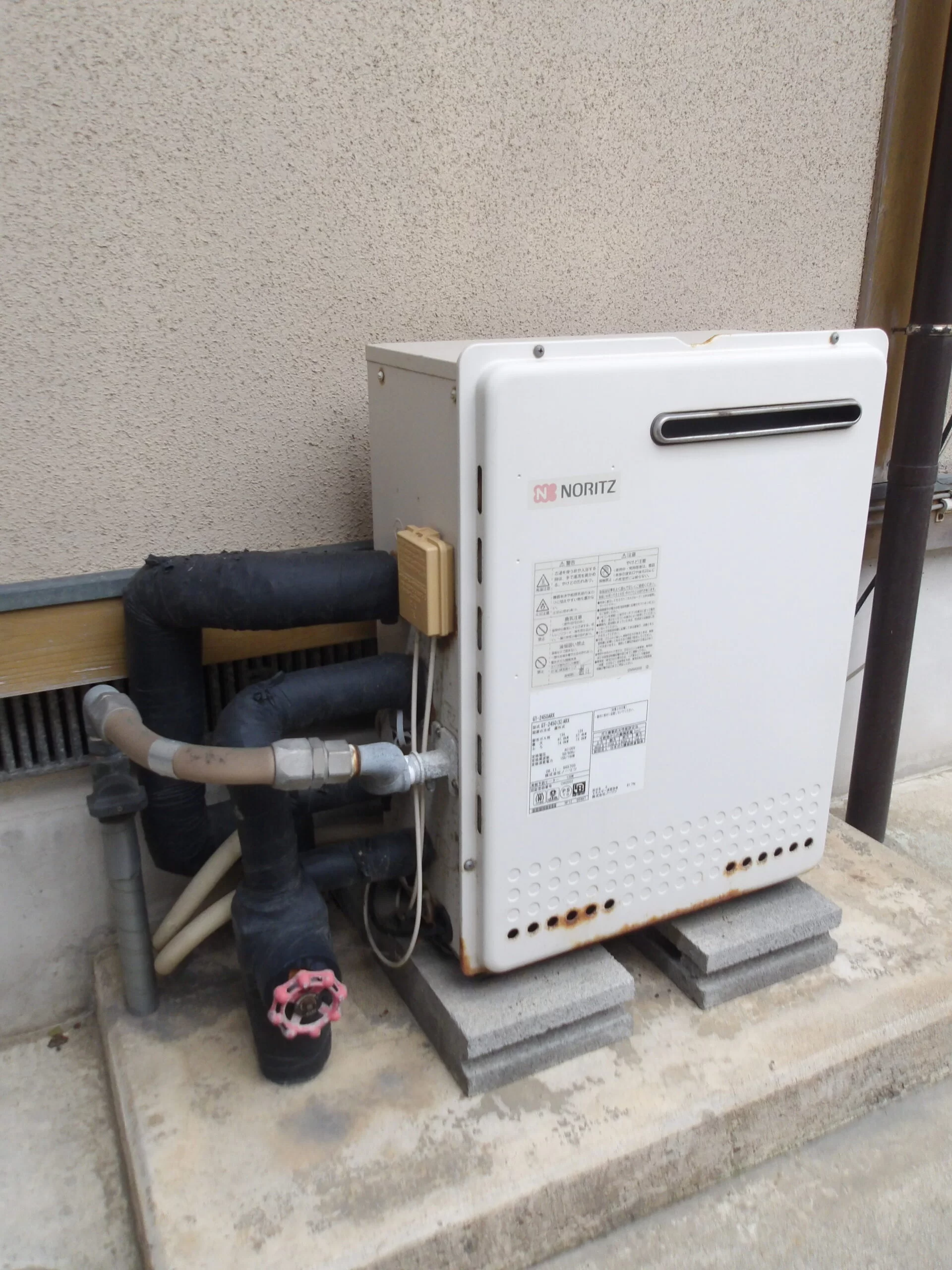   ガス給湯器　ノーリツGT-C2472AR交換（エコジョーズ）（山形県鶴岡市朝暘町）の施工前画像 / 宮城・仙台・山形の給湯器交換［シマツ］