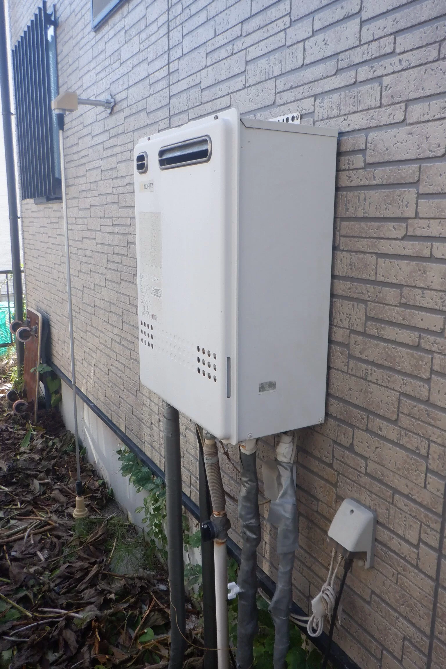   ガス給湯器　パロマFH-E2022SAWL交換（エコジョーズ）（宮城県仙台市泉区南光台）の施工前画像 / 宮城・仙台・山形の給湯器交換［シマツ］