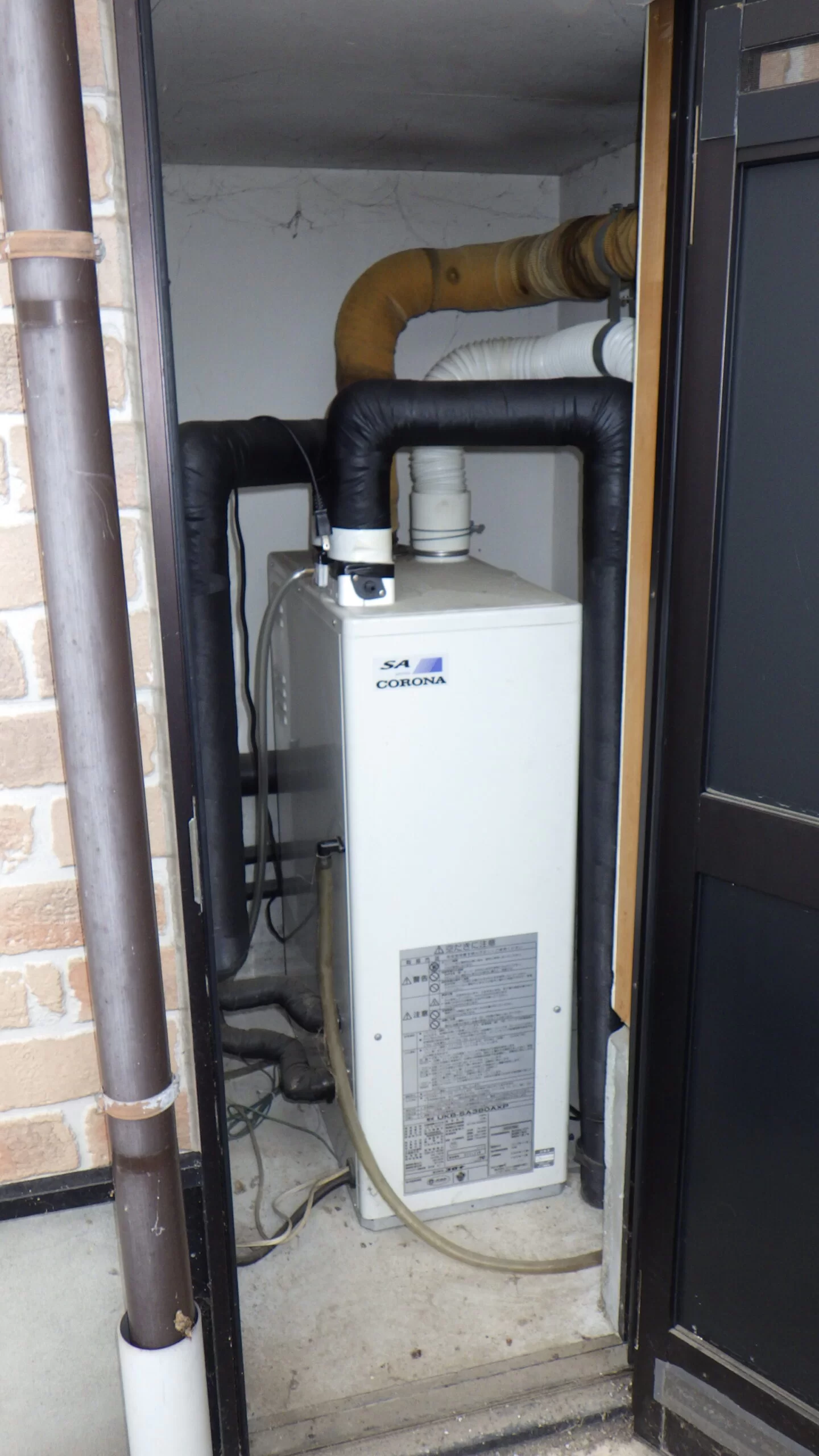   石油給湯器　コロナUKB-SA382A(FF)交換（山形県寒河江市八鍬）の施工前画像 / 宮城・仙台・山形の給湯器交換［シマツ］